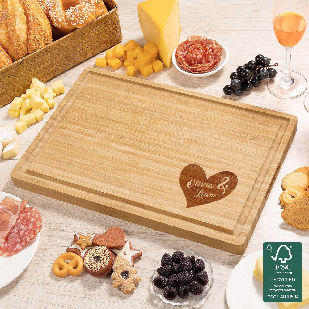 Spersonalizowana deska do krojenia Charcuterie z 2 imionami i grawerowanym sercem z rowkiem na sok Made in USA Prezent ślubny na parapetówkę dla rodziny 3