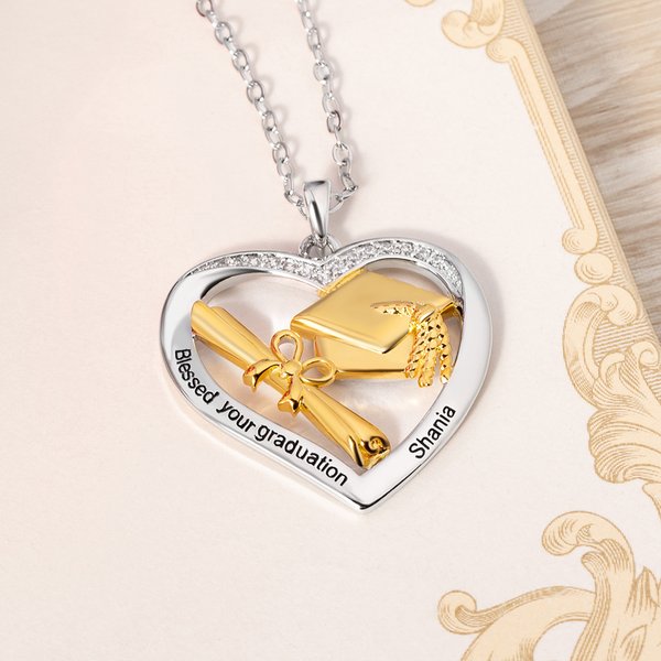 Collana personalizzata a forma di cuore con zircone e testo inciso Regalo di laurea per donne laureate