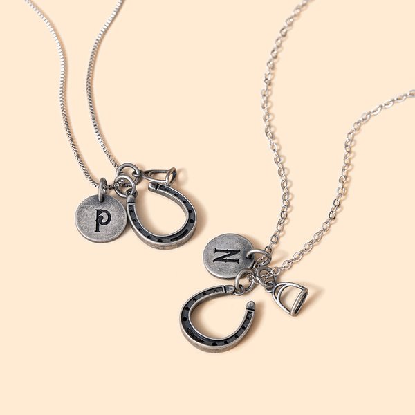 Personalizada Distressed Herradura Estribo Collar Colgante con Disco Inicial Suerte Joyería Ecuestre Regalo de cumpleaños para las mujeres amantes del