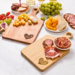 Gepersonaliseerde Hart Design Wood Bamboo Reversible Kaas Charcuterie Snijplank met Grip en Naam Housewarming Huwelijksgeschenk voor Familie Koppel