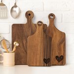 Gepersonaliseerde Hart Design Wood Bamboo Reversible Kaas Charcuterie Snijplank met Grip en Naam Housewarming Huwelijksgeschenk voor Familie Koppel
