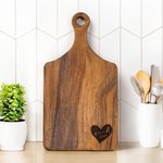 Gepersonaliseerde Hart Design Wood Bamboo Reversible Kaas Charcuterie Snijplank met Grip en Naam Housewarming Huwelijksgeschenk voor Familie Koppel