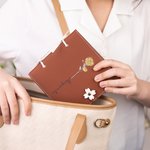 Personalisierte Geburt Blume Name Lederband Skizzenbuch Travel Journal Notebook mit Blume Taste Geburtstag Geschenk für Frauen Maler Studenten
