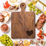 Gepersonaliseerde Hart Design Wood Bamboo Reversible Kaas Charcuterie Snijplank met Grip en Naam Housewarming Huwelijksgeschenk voor Familie Koppel