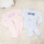 Henkilökohtainen pehmeä 100% puuvillaa raidallinen Kid Pyjama Set kirjailtu teksti syntymäpäivälahja pojille tytöille