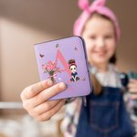 Portafoglio bifold compatto in pelle personalizzato con nome fiore di nascita e personaggio dei cartoni animati regalo di San Valentino per donne