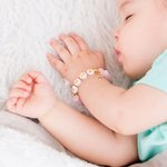 Personalizada rosa mate de cuarzo rosa de cuentas del bebé del nombre de la niña pulsera con el encanto de la Cruz de Oro Baby Shower bautizo de regalo para el recién nacido ahijada