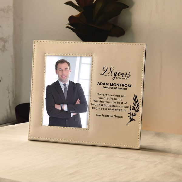 Cadre photo en cuir personnalisé avec nom et année Cadeau de départ à la retraite pour ami(e) de la famille