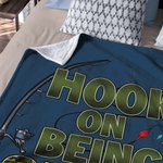 Spersonalizowany miękki koc wędkarski Hooked On Being Papa Fishing z 1-20 imionami Dekoracja domu Urodziny Dzień Dziadka Prezent na Dzień Ojca dla Taty Dziadka