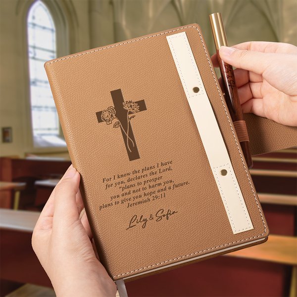 Cahier de notes et stylo A5 avec croix gravée, fleur de naissance et verset biblique pour l'église, l'étude de la Bible, Noël et Pâques.