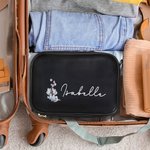 Personalisierte Geburt Blume große Multi Compartment wasserdichte Kosmetiktasche mit Make-up-Pinselhalter und Name Reise Essentials Geburtstag Geschenk für Frauen