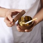 Posacenere portatile personalizzato in acciaio inox con coperchio in noce e monogramma inciso Regalo di compleanno per fumatori per la festa del papà e l'ufficio