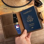 Mapamundi personalizado Brújula de piel auténtica Porta Pasaporte con nombre grabado y ranuras para tarjetas Aventura de viaje Regalo esencial para el amante de los viajes