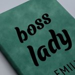 Personlig Boss Lady A5 Läder Journal Anteckningsbok med namn och 100 linjerade sidor Ny affärsbilaga Födelsedag Kontor Medarbetare Present för kvinnor