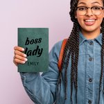 Personlig Boss Lady A5 Läder Journal Anteckningsbok med namn och 100 linjerade sidor Ny affärsbilaga Födelsedag Kontor Medarbetare Present för kvinnor