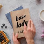 Personlig Boss Lady A5 Läder Journal Anteckningsbok med namn och 100 linjerade sidor Ny affärsbilaga Födelsedag Kontor Medarbetare Present för kvinnor