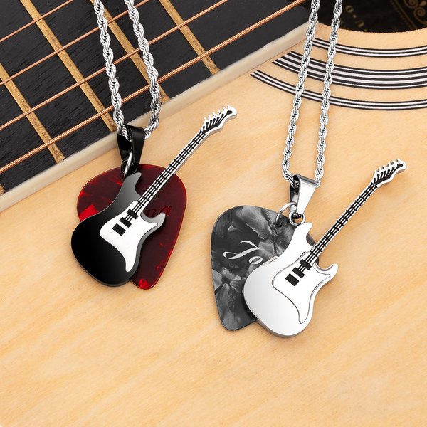 Personalisierte Gitarre und Gitarrenplektrum Anhänger Halskette mit eingraviertem Text Musik Accessoire Geschenk für Gitarrenspieler Musikliebhaber