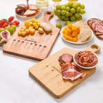 Tagliere per salumi in legno con manico e nome, inciso alla nascita, regalo di compleanno per la mamma e la nonna.