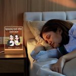 Gepersonaliseerde Hartgebaar Cartoon Karakter Acryl LED Nachtlampje met Houten Basis en Namen Bureau Decoratie Valentijnsdag Cadeau voor Koppels