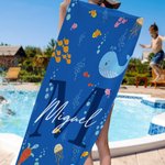 Toalla de playa personalizada mundo marino extra grande de microfibra y secado rápido con inicial y nombre regalo para niños en viajes y veranos