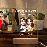 Gepersonaliseerde Hartgebaar Cartoon Karakter Acryl LED Nachtlampje met Houten Basis en Namen Bureau Decoratie Valentijnsdag Cadeau voor Koppels