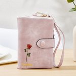 Personalizada de oro-borde de nacimiento Nombre de la flor de cuero de la PU de tres pliegues billetera con ranuras para tarjetas y correa de muñeca regalo de cumpleaños para las niñas las mujeres