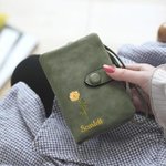 Personalizada de oro-borde de nacimiento Nombre de la flor de cuero de la PU de tres pliegues billetera con ranuras para tarjetas y correa de muñeca regalo de cumpleaños para las niñas las mujeres