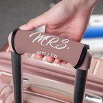 Personliga Mr & Mrs Bagagehandtagsskydd Uppsättning av 2 med efternamn och text Resväska Tillbehör Resa Essential Smekmånad Present för nygifta resenärer