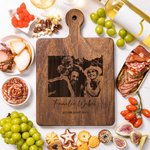 Personalisiertes hölzernes Bambus-Käse-Brot-Schneidebrett mit eingraviertem Foto Text Datum Griff Hauseinweihung Jahrestag Geschenk für Familie