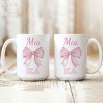 Personlig rosa Coquette Bow Sororitetsnamn Keramisk kaffemugg med grekisk bokstav Kapitel Möten Present till vän | Callie × Affinity Licensing