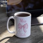 Personlig rosa Coquette Bow Sororitetsnamn Keramisk kaffemugg med grekisk bokstav Kapitel Möten Present till vän | Callie × Affinity Licensing