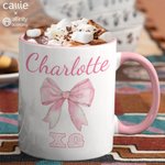 Personlig rosa Coquette Bow Sororitetsnamn Keramisk kaffemugg med grekisk bokstav Kapitel Möten Present till vän | Callie × Affinity Licensing