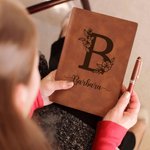 Spersonalizowany notatnik ze skóry PU z monogramem kwiatowym i imieniem i 100 kartkami w linie Prezent urodzinowy dla przyjaciół, rodziny i współpracowników