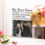Spersonalizowana tablica akrylowa ze zdjęciem The Love Times z imionami pary i rokiem Dekoracja na biurko Walentynkowy prezent rocznicowy dla pary