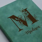 Spersonalizowany notatnik ze skóry PU z monogramem kwiatowym i imieniem i 100 kartkami w linie Prezent urodzinowy dla przyjaciół, rodziny i współpracowników
