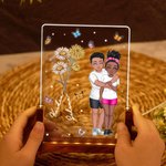 Personalisiertes Geburtsblume Cartoon Charaktere LED-Nachtlicht mit Holzsockel Namen Liebe Umarmung Haus Deko Valentinstag Geschenk für Paare