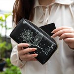 Personalizada Zodiaco Nacimiento Flor Cartera de mano portátil de cuero con nombre y múltiples compartimentos Cumpleaños Aniversario de regalo para las mujeres