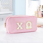 Bolsa de maquillaje personalizada con letras griegas en chenilla para hermandad de mujeres Regalo de cumpleaños esencial para hermanas amigas | Callie × Affinity Licensing