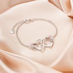 Personligt armband med dubbelhjärtan i sterling silver med födelsestenar och graverade namn Alla hjärtans dag-jubileumspresent för kvinnor