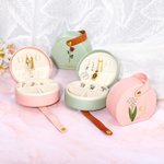 Personalizado con montura de oro de nacimiento de la flor portátil de cuero de mano joyería caso con el nombre de cumpleaños de la dama de honor Día de la Madre de regalo para las mujeres