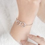 Personligt armband med dubbelhjärtan i sterling silver med födelsestenar och graverade namn Alla hjärtans dag-jubileumspresent för kvinnor