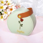 Personalizado con montura de oro de nacimiento de la flor portátil de cuero de mano joyería caso con el nombre de cumpleaños de la dama de honor Día de la Madre de regalo para las mujeres
