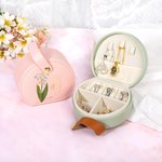 Personalizado con montura de oro de nacimiento de la flor portátil de cuero de mano joyería caso con el nombre de cumpleaños de la dama de honor Día de la Madre de regalo para las mujeres