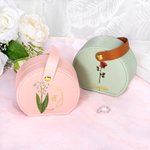Personalizado con montura de oro de nacimiento de la flor portátil de cuero de mano joyería caso con el nombre de cumpleaños de la dama de honor Día de la Madre de regalo para las mujeres
