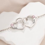 Personligt armband med dubbelhjärtan i sterling silver med födelsestenar och graverade namn Alla hjärtans dag-jubileumspresent för kvinnor