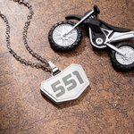 Personalisierte stilvolle Laser graviert Motocross Nummer Halskette Geburtstag Valentinstag Geschenk für Off-Road-Fahrzeug-Liebhaber