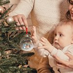 Personlig söt kanin snögubbe klar glasprydnad med namn och rött band heminredning första jul baby shower present till nyfödd
