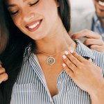 Personligt halsband i ringform med 1-6 födelsestenar och graverad text Födelsedag Morsdagspresent för kvinnor