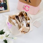 Personalizado Cartoon Character Initial Bolsa de maquillaje de cuero con nombre Graduación Viaje Essentials Regalo para Mujeres Niñas