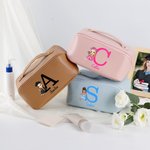 Personalizado Cartoon Character Initial Bolsa de maquillaje de cuero con nombre Graduación Viaje Essentials Regalo para Mujeres Niñas